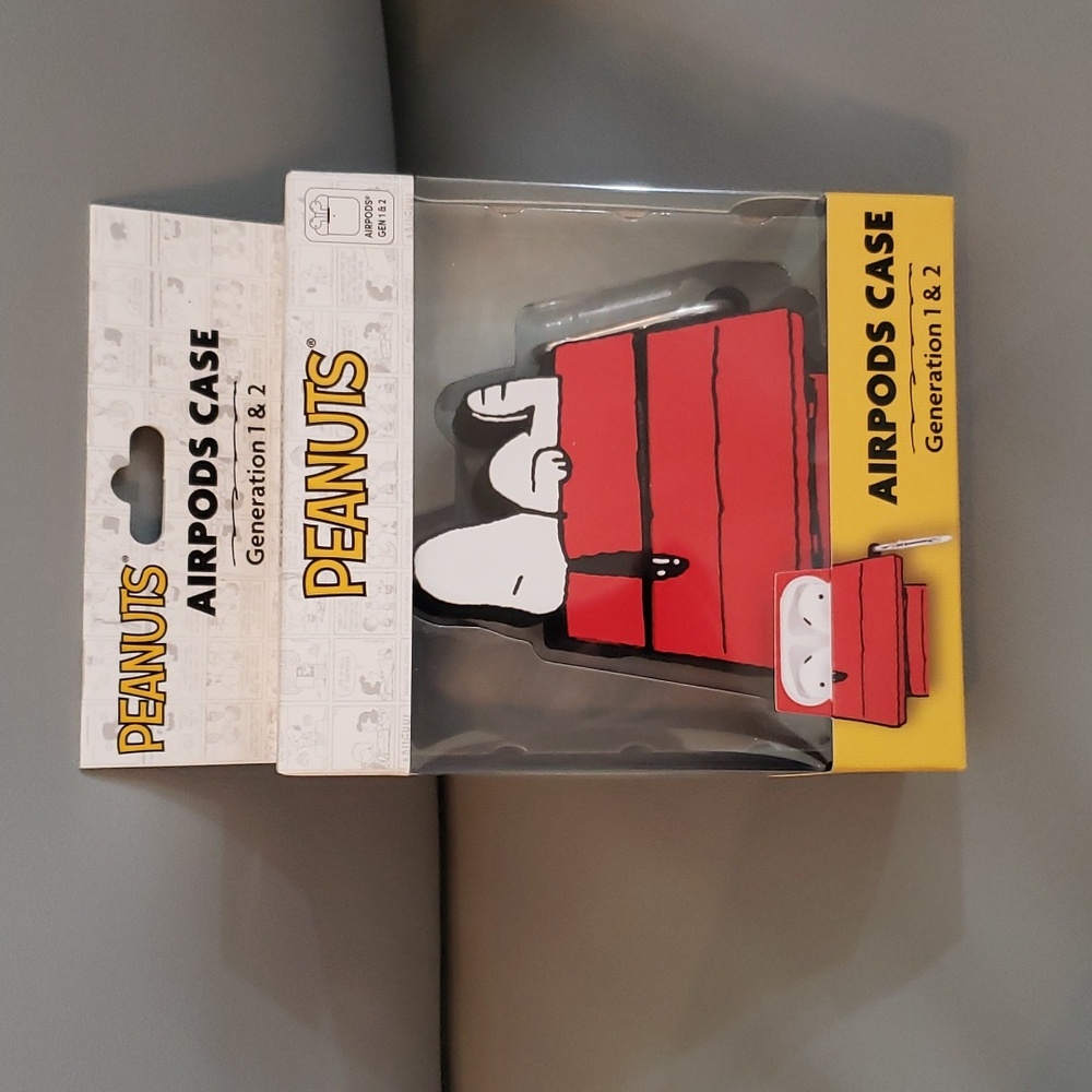 PEANUTS Airpods generations 1 & 2 Snoopy on Doghouse case NWT